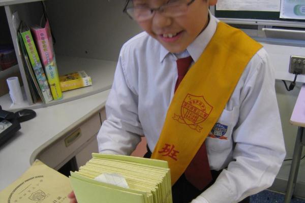 班長每天都盡心盡力地協助老師處理班務，使班內事務井井有條。